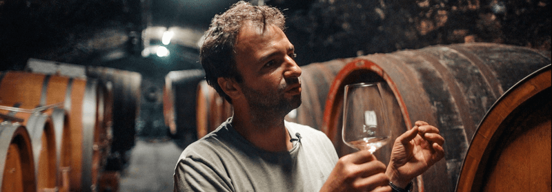 Vinificatorul Jakob Schneider Junior în pivnița de vinuri Vinificatorul Jakob Schneider Junior în pivnița de vinuri