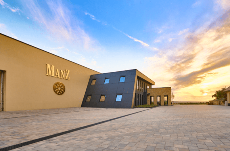 Weingut Manz Vinothek von aussen Weingut Manz Vinothek von aussen