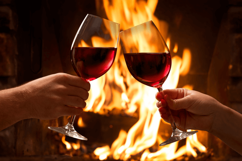 Kaminabend-mit-Rotwein