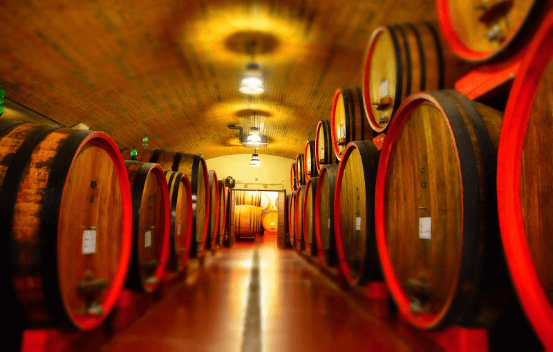 Pivniță cu butoaie de lemn a Citra Vini Pivniță cu butoaie de lemn a Citra Vini