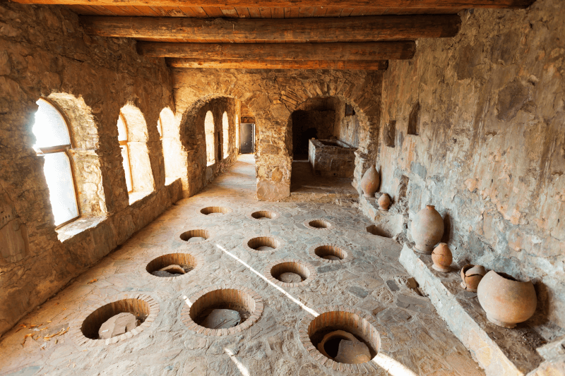 Crama Kvevri din mănăstirea antică Nekresi din Kakheti, Georgia Crama Kvevri din mănăstirea antică Nekresi din Kakheti, Georgia